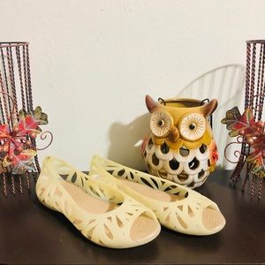 Cute and fun open toe flat shoes. 😊